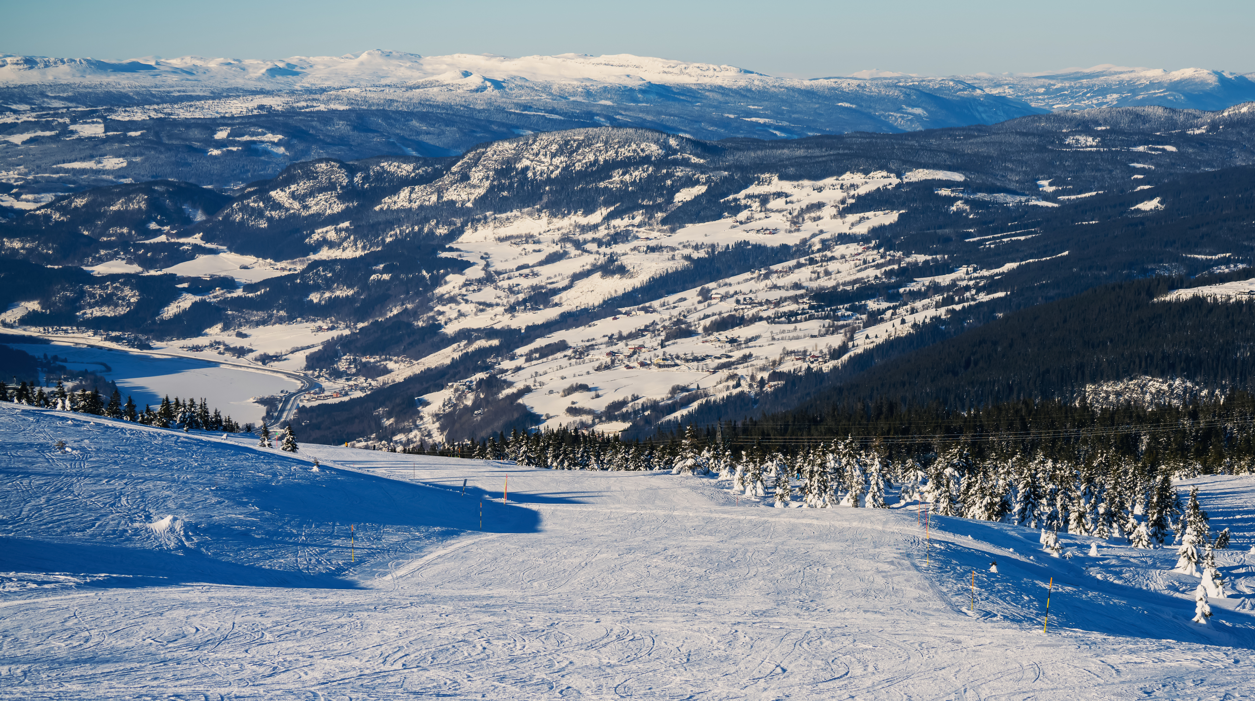Utsikt utover Gudbrandsdalen på en klar vinterdag.